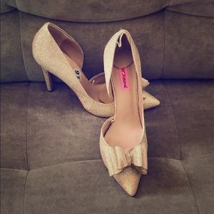Betsy Johnson Gold Evening shoe